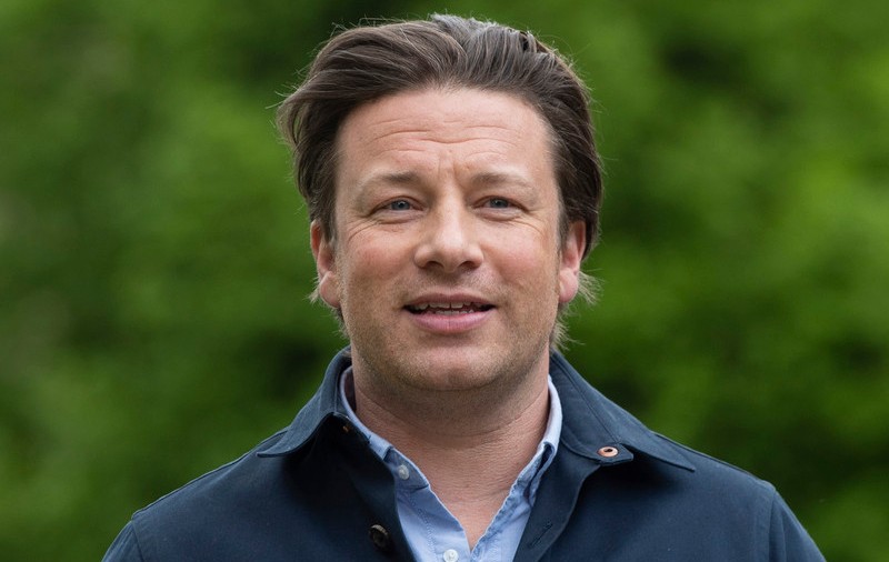 Jamie Oliver și-a plătit singur un salariu de 5,2 milioane de lire sterline, cu câteva luni înainte să intre în faliment