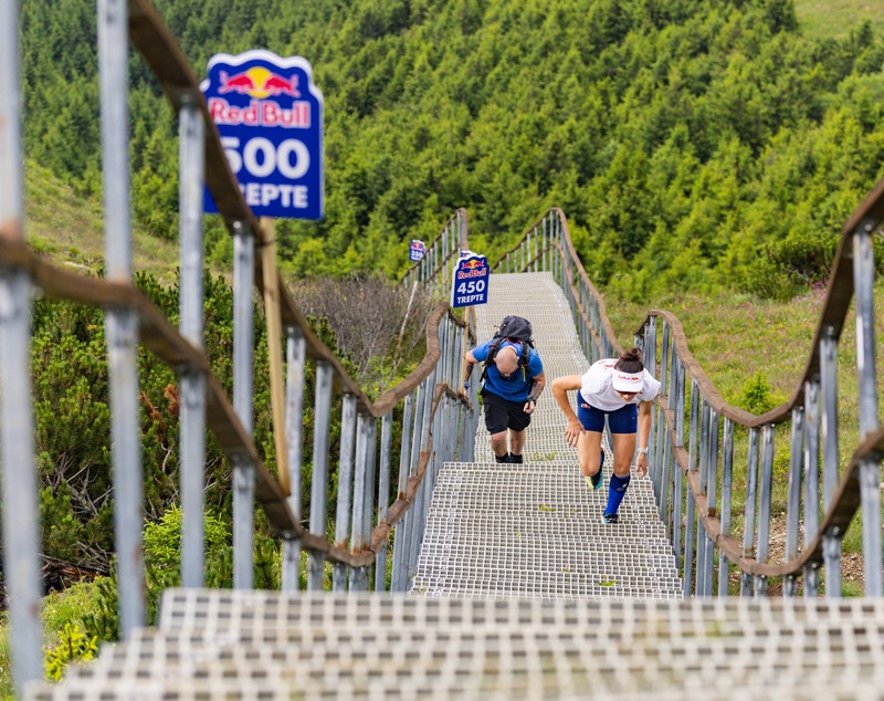 În cât timp a urcat Denisa Dragomir „scările care duc spre cer”. Campioană mondială la skyrunning și alergare montană a depășit toate așteptările pe cele 519 trepte spre Vârful Toaca