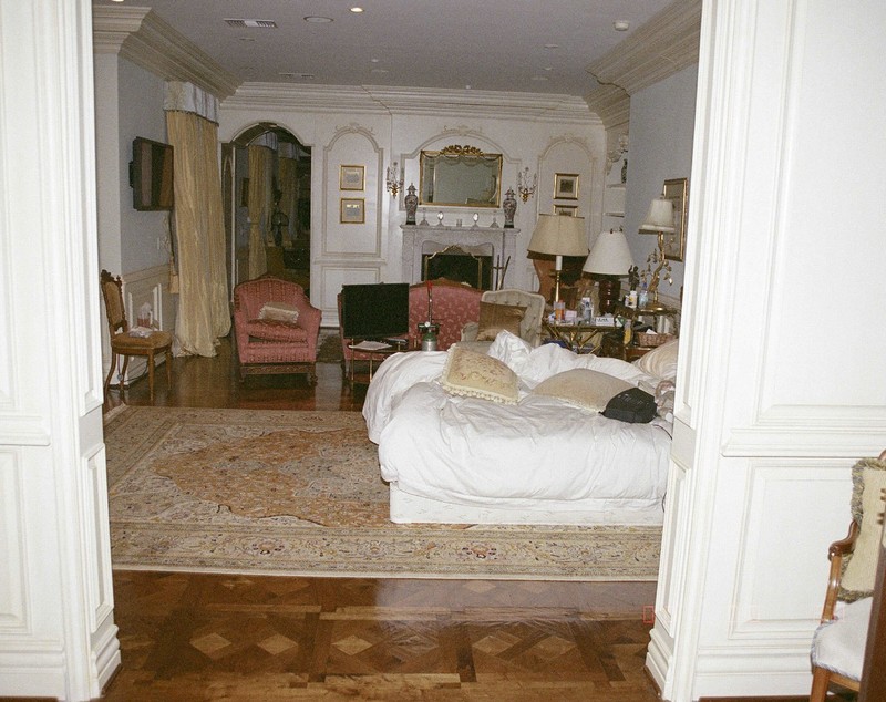 Cum arăta casa în care a murit Michael Jackson. Imagini din dormitor: Ce au găsit anchetatorii lângă patul artistului
