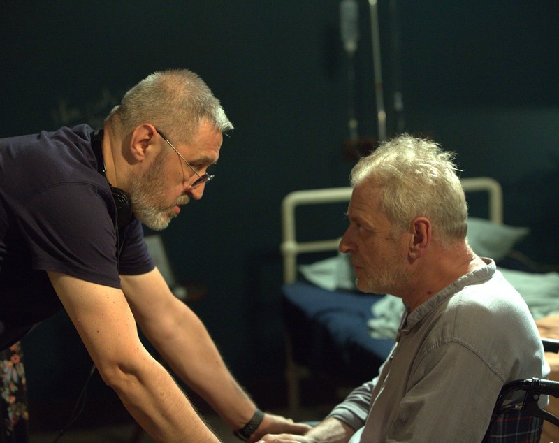 Un nou film românesc ajunge în cinematografele din țară pe 6 mai 2026. Are la bază o piesă de teatru: „Ajungi să fii ridicol când te iei prea tare în serios”
