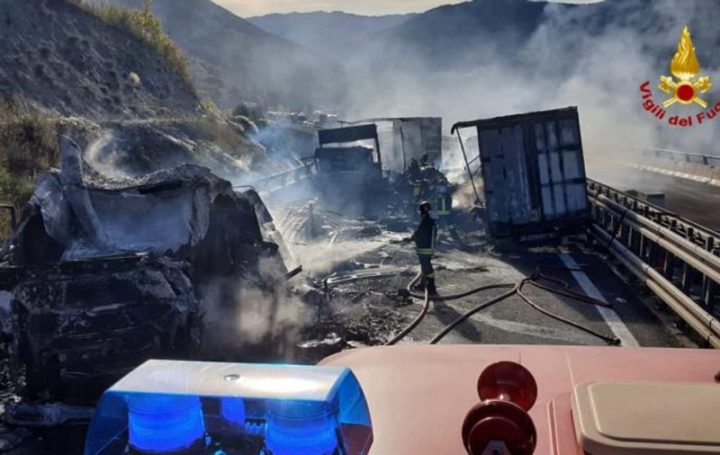 Un șofer român de tir a fost scos în ultimul moment din cabina cuprinsă de flăcări. Detaliile unui accident înfiorător