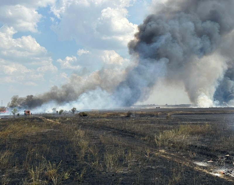 Incendiu masiv de vegetație lângă București, stins după 4 ore. ISU: „O mică briză de vânt l-a alimentat”