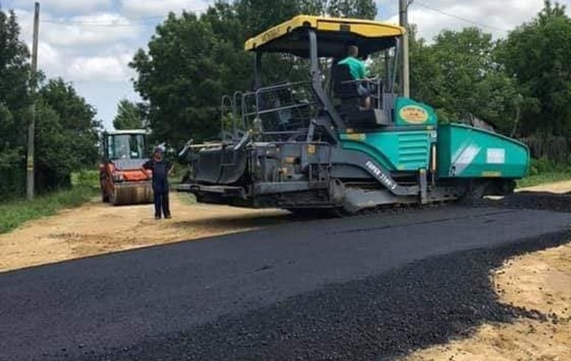 Asfalt turnat direct pe praful uliței, într-o comună din Olt. Reacția halucinantă a primarului |FOTO