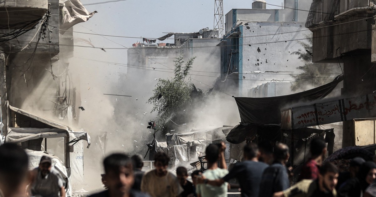 Imagine cu mai mulți oameni aflați pe o stradă din Gaza