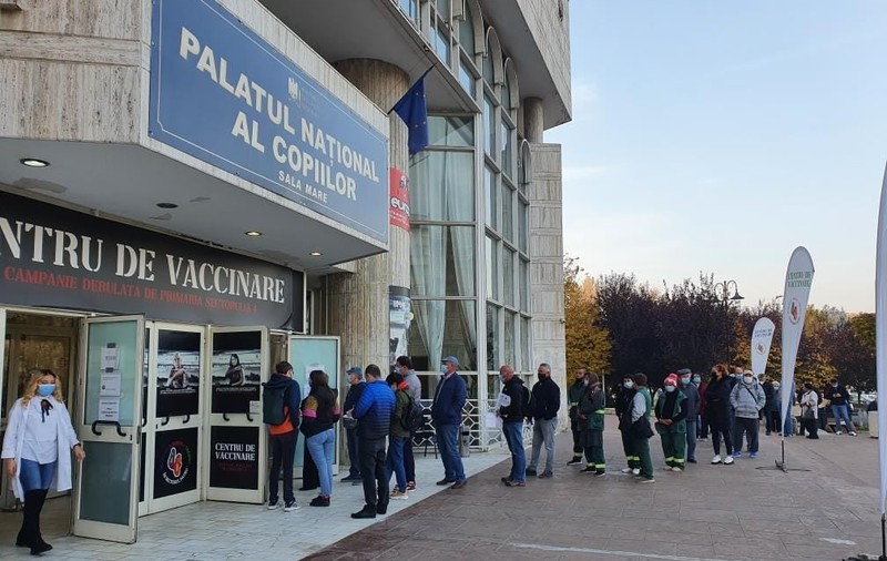 Record la vaccinare, după o zi cu cozi la mai multe centre: cel mai mare număr de doze administrate într-o zi