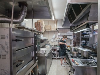 Rocsana prepară supa și sosurile pentru paste la restaurantul ei din Lagos, Portugalia