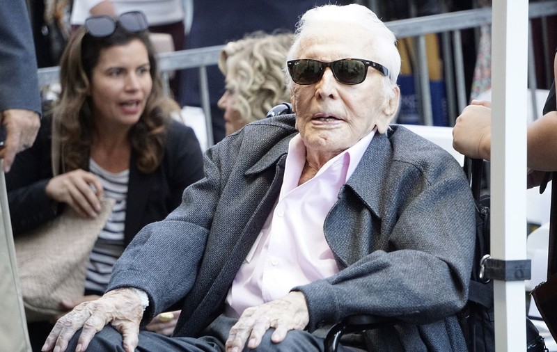 Kirk Douglas a împlinit 103 ani. Cum petrece cel mai longeviv actor din istorie