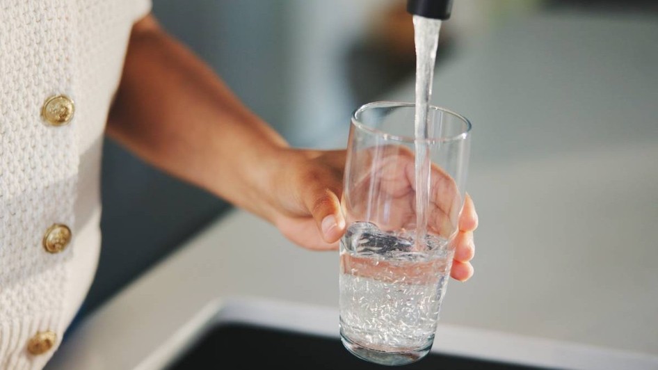 Pentru adulți, EFSA menține ca recomandări 2 litri pentru femei și 2,5 litri pentru bărbați. Fotografie cu caracter ilustrativ. Foto: Shutterstock.