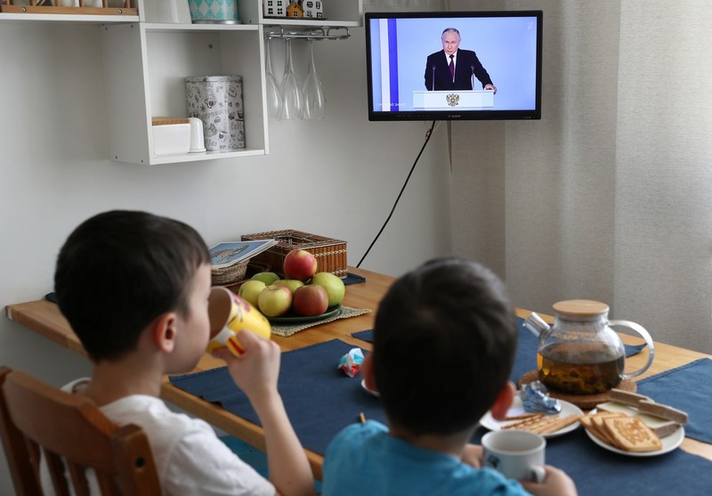 Mai mulți copii urmăresc discursul lui Putin Foto: Profimedia