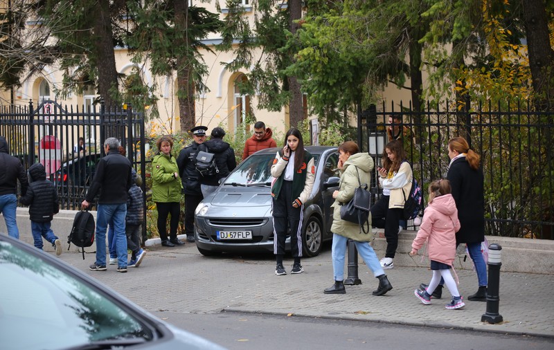 Pericol pentru copii. Curţile şcolilor din Craiova, invadate de maşini