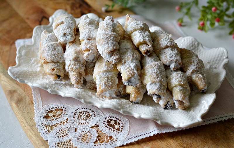 Cornulețe fragede cu vișine și nuci