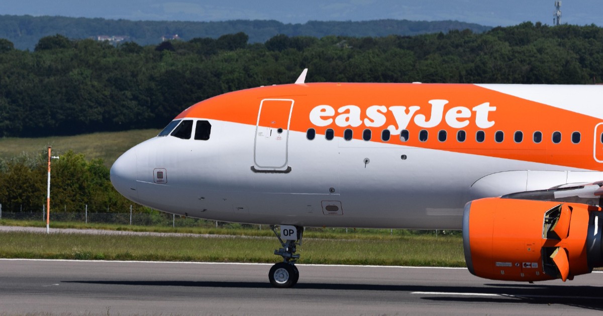 În imagine este prezentat un avion al companiei EasyJet