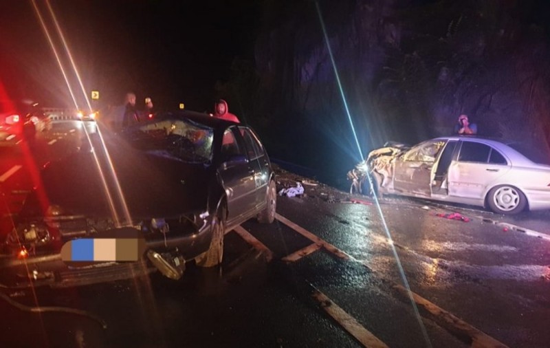 O persoană a murit şi alte cinci au fost rănite după un impact frontal între două maşini, pe Valea Oltului