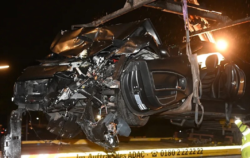 Un Ferrari California de curse, cu 460 CP, s-a făcut praf pe o stradă din Berlin, unde a lovit violent mai multe mașini parcate