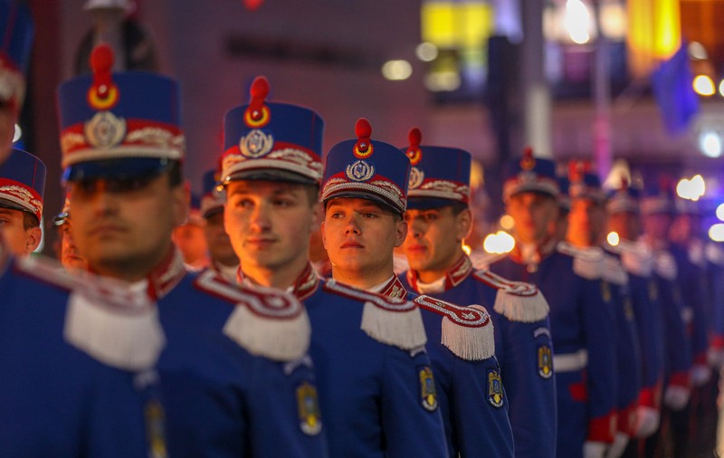 FOTO | Ceremonie de retragere cu torţe susţinută de Garda de Onoare a Jandarmeriei Române