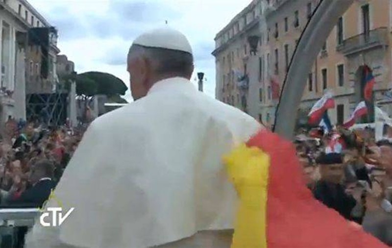 Canonizare CU PERIPEŢII la Vatican! Mai multe OBIECTE, printre care şi STEAGUL ROMÂNIEI, AU ZBURAT către PAPAMOBIL | FOTO