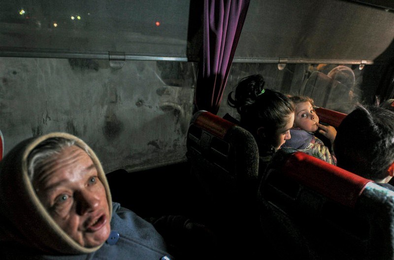 Mai mulți locuitori din Mariupol, evacuați în regiunea rusă Rostov, aflată la aproximativ 70 de kilometri distanță, pe 15 martie | Foto: EPA