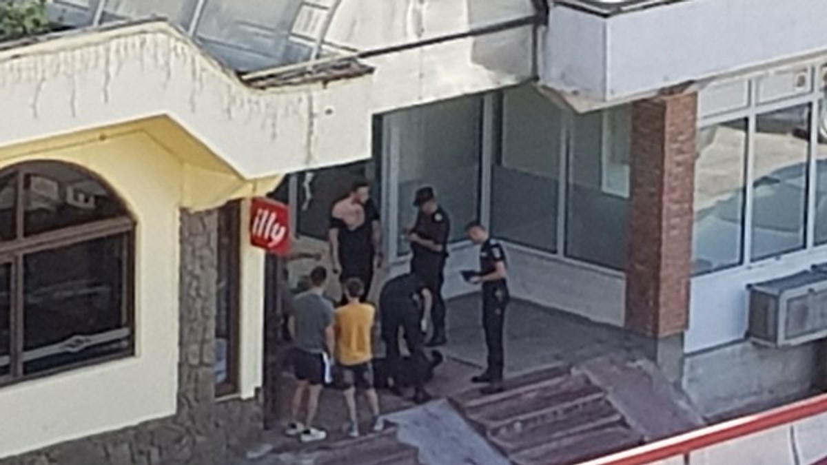 Scandal la Reșița: un bărbat beat sau drogat a intrat cu un cuțit în mână într-o pizzerie și a trecut la amenințări