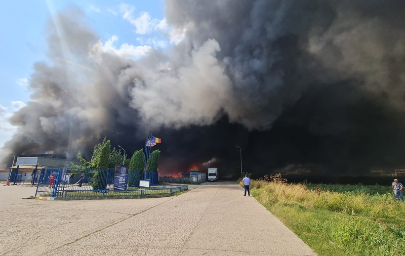 Incendiu puternic la un depozit de materiale plastice din Alba Iulia. Locuitorii, avertizați prin Ro-ALERT