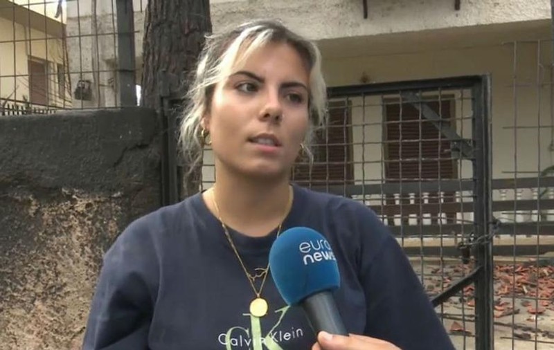 O tânără salvează animalele abandonate după incendiile din Grecia