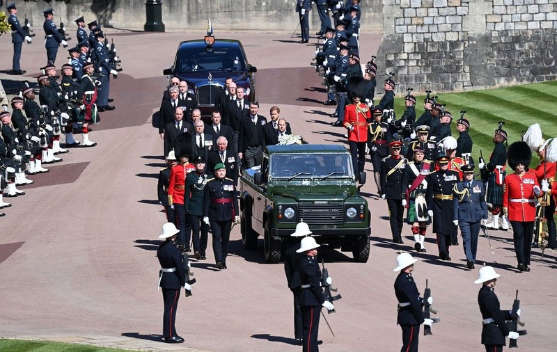 Sicriul prințului Philip a fost coborât în cripta regală a capelei St. George, după o ceremonie restrânsă