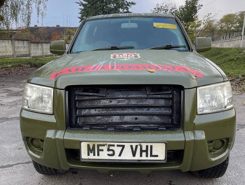 Camionetă adusă din Marea Britanie și transformată în vehicul militar pentru armata ucraineană. Foto: Facebook/ car4ukraine