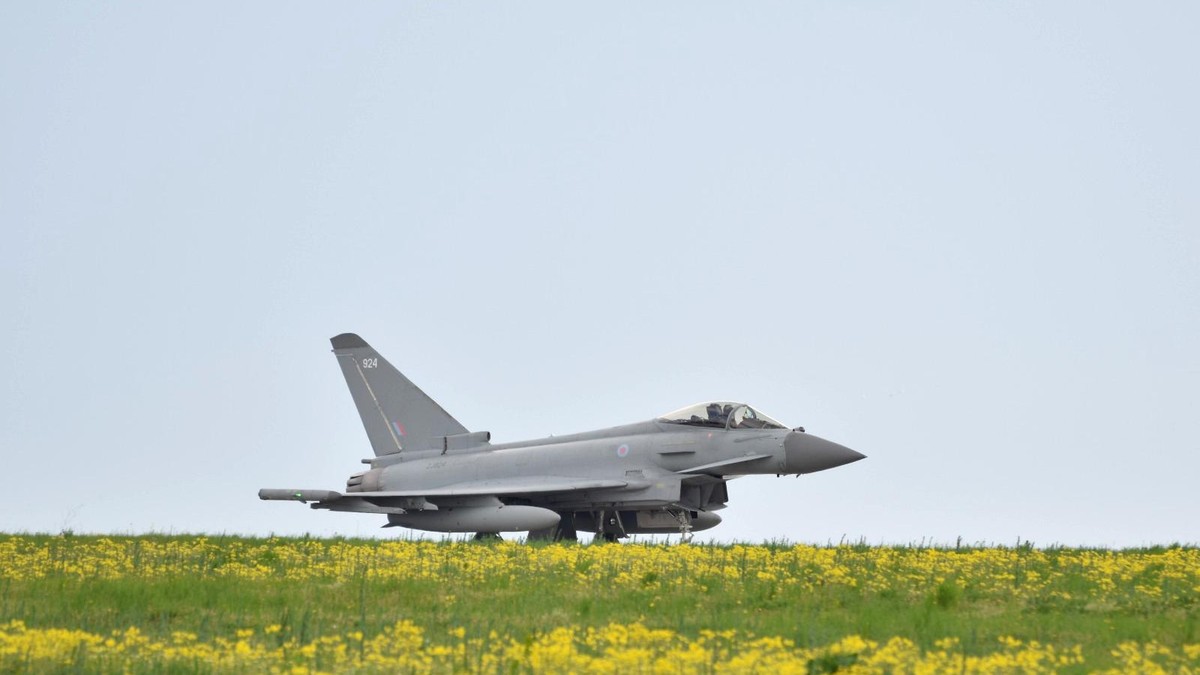 Aeronave Su-24 FENCER, interceptate deasupra Mării Negre. Aeronavă Typhoon a Forțelor Aeriene Regale (RAF)
