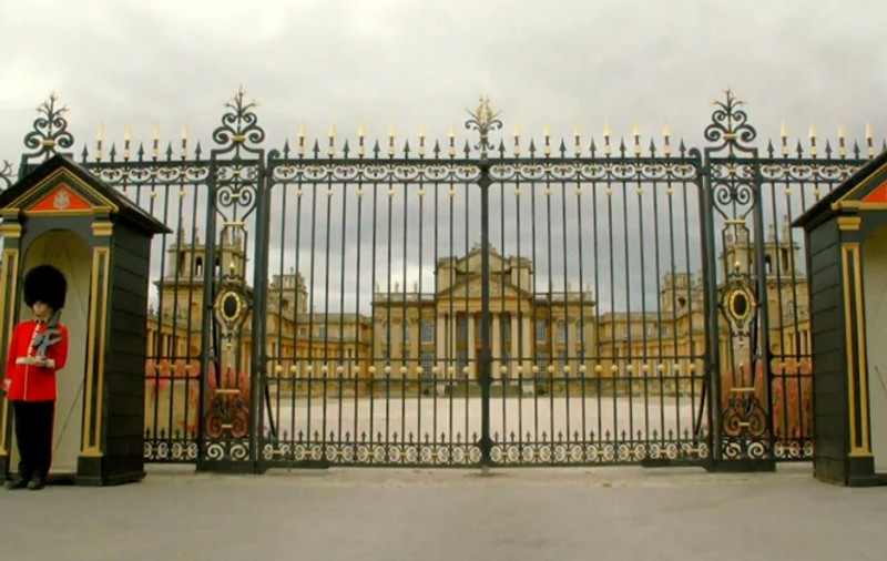 Un bărbat a fost arestat după ce a intrat cu mașina în porțile Palatului Buckingham din centrul Londrei