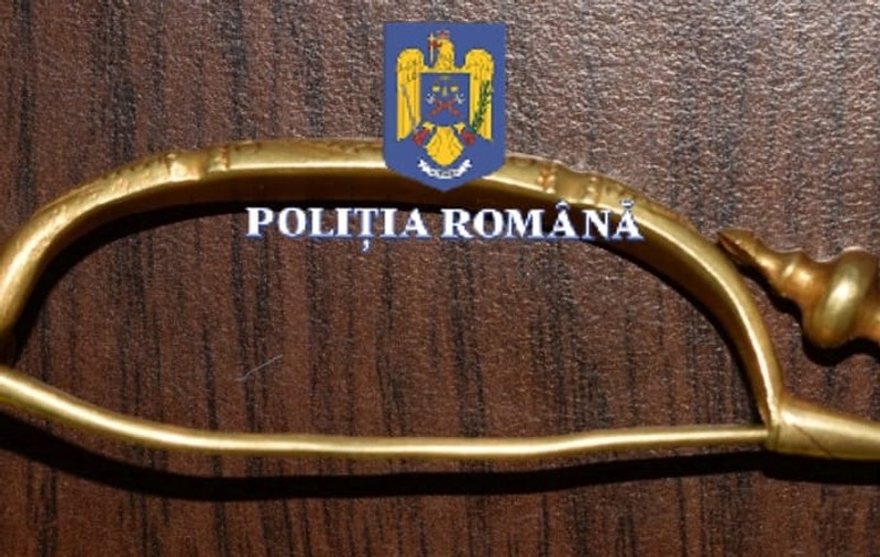 O broșă din aur, despre care se crede că face parte din patrimoniul național, scoasă la vânzare pe internet