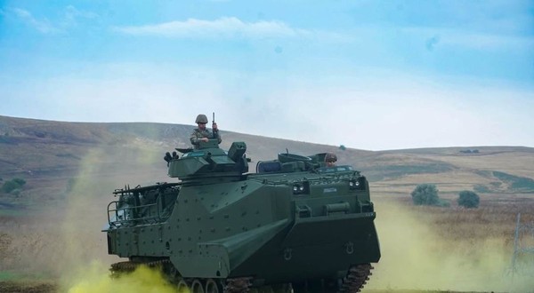 Primele 9 vehicule amfibii de asalt AAV-7 au intrat oficial în dotarea Forțelor Navale Române, la Babadag. România a comandat un lot de 65 de blindate din SUA. Foto: Facebook / Ministerul Apărării Naționale, România