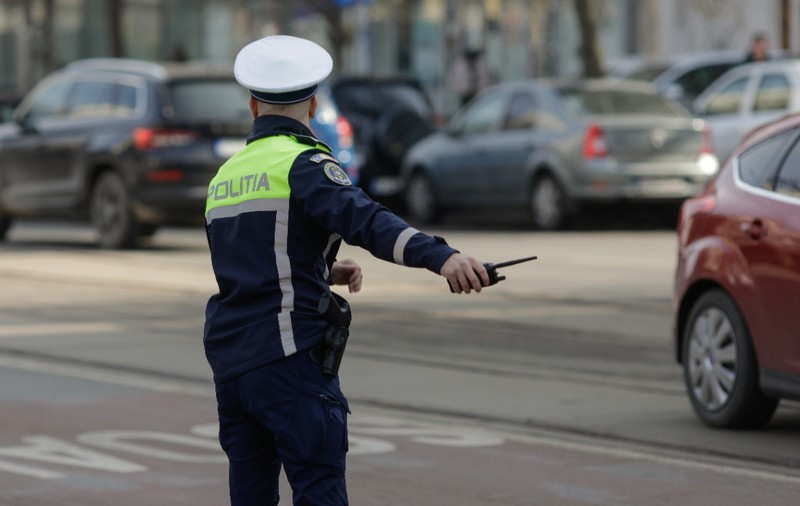Un nepalez oprit în trafic în Vâlcea, la un control de rutină, a primit 5 ani interdicție de intrare în UE. Alți trei nepalezi care erau cu el au primit decizii de returnare