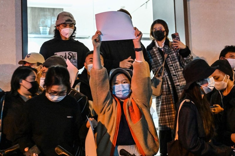 Tinerii arată hârtii goale ca o modalitate de a protesta, pe o stradă din Shanghai | Foto: Profimedia