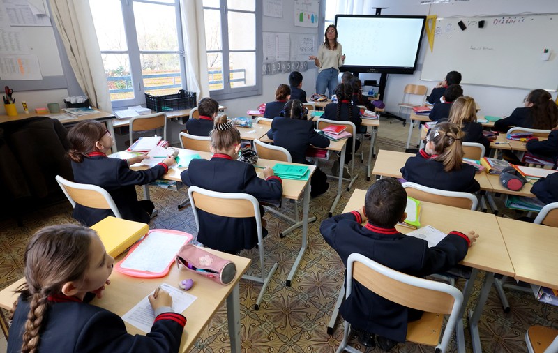 Au școlile românești nevoie de uniformă? Despre fashion bullying, violența produsă de branduri și vestimentație