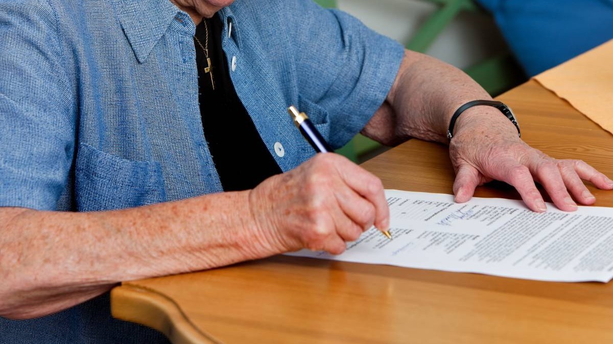 femeie pensionară semneaza contract