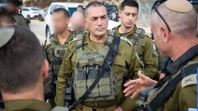 Generalul Eyal Zamir, în mijlocul unor ofițeri ai armatei israeliene Foto: Profimedia