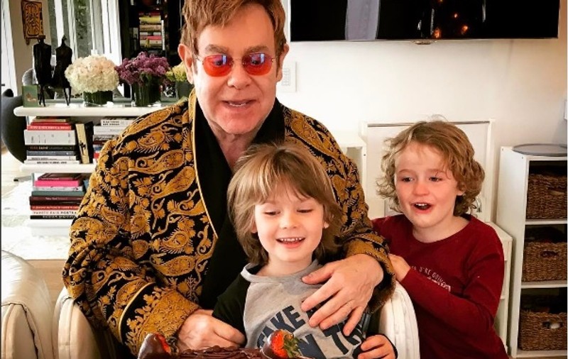 Elton John a sărbătorit împlinirea a 70 de ani cu o gală caritabilă. Zeci de staruri i-au fost alături