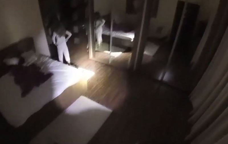 Imagini adevărate! Polițiștii acuzați de soția politicianului PNL asociat cu clanurile interlope că ”Intră și ne omoară!” au vorbit în șoaptă cu copiii și s-au jucat cu câinele băiețelului