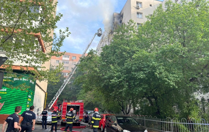 Incendiu la un bloc din București. Doi oameni au murit și 5 au fost intoxicați cu fum. Cauza probabilă