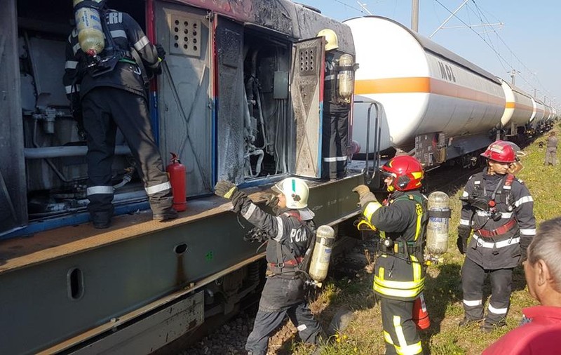 O locomotivă care tracta șapte cisterne cu butan a luat foc, în Timiș. Incendiul a fost, stins după o oră, 14 oameni evacuați - UPDATE