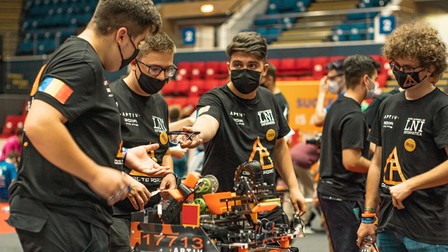 Echipa Delta Force de la Liceul Național de Informatică din Arad, lucrând la roboții de competiție