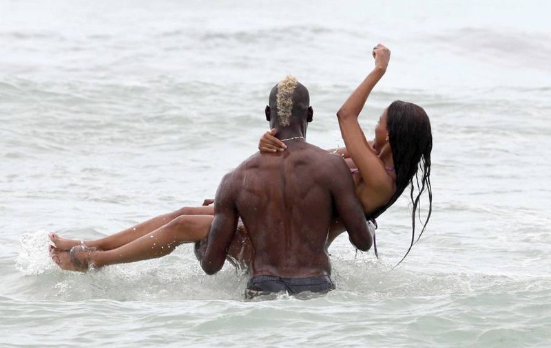 Balotelli, la mare cu prietenii și cu două fete! ^O ”traduce” pe Fanny?