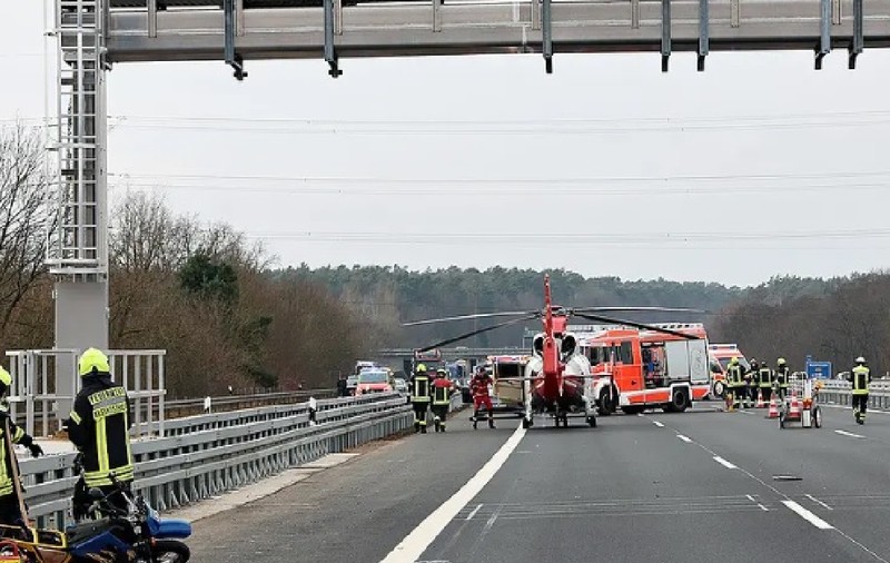 Un motociclist a murit după ce a fost lovit de un Mercedes, chiar sub ochii tatălui său, pe o autostradă din Germania