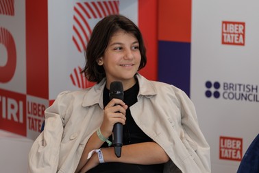 Smaranda se teme ca nu cumva, în viitor, copiii să învețe cu toții online. Foto: Vlad Chirea