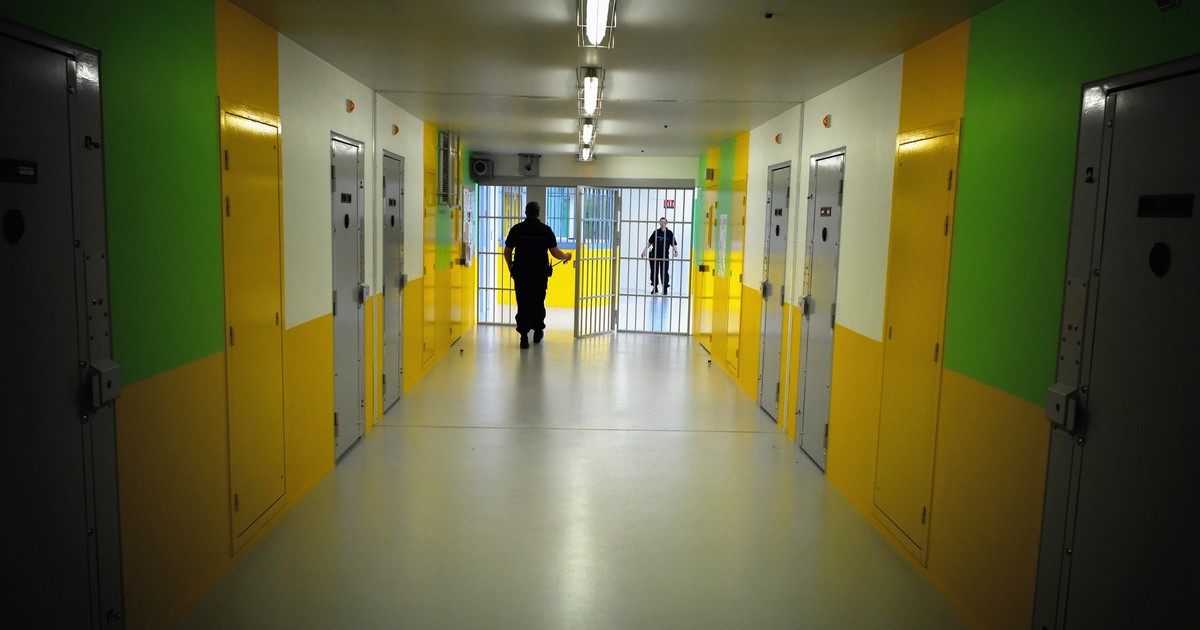 Doi gardieni surprinși pe coridorul unei închisori