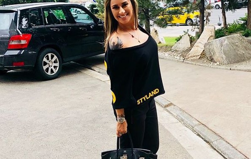 Ce abundență la pomana Ionelei Prodan. Anamaria Prodan a pus de toate în pachetele pe care le-a împărțit
