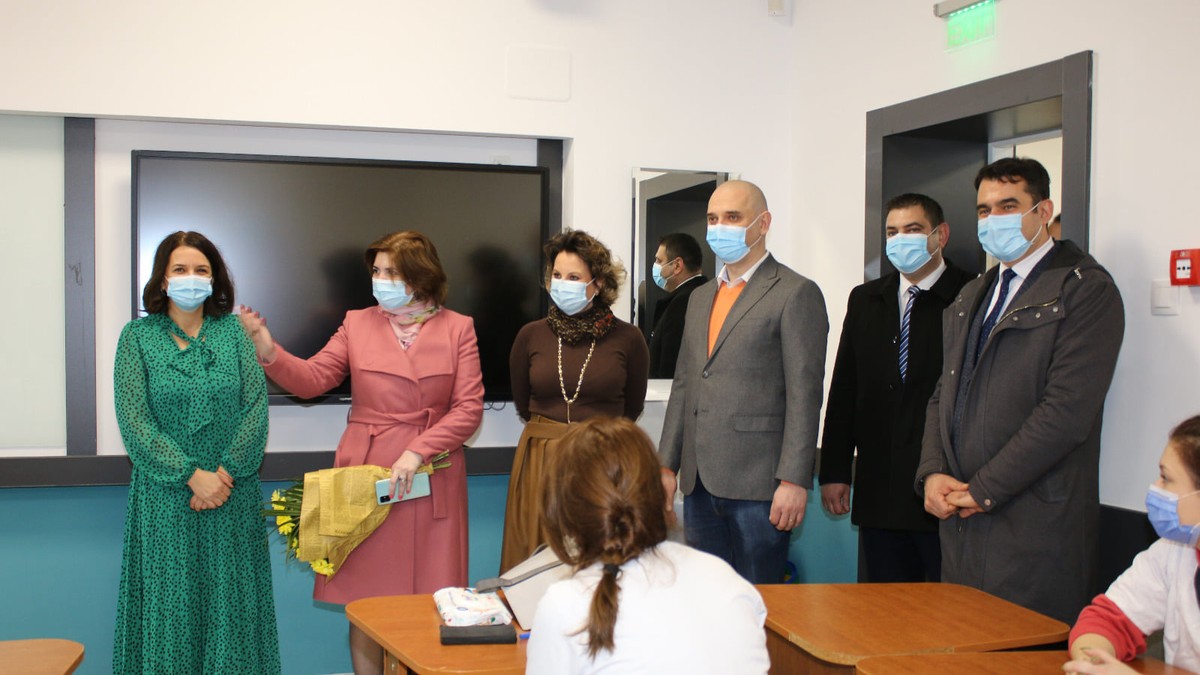 Primarul Sectorului 2 a intrat în săli de clasă, deși nu avea voie. Foto: Facebook