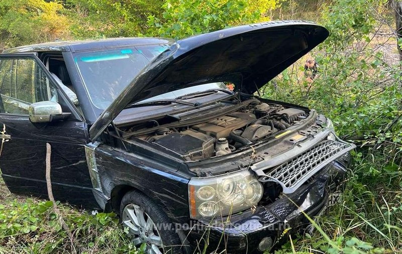17 migranți, găsiți ascunși într-o mașină în Mehedinți. Șoferul a încercat să scape de poliție, dar a făcut accident