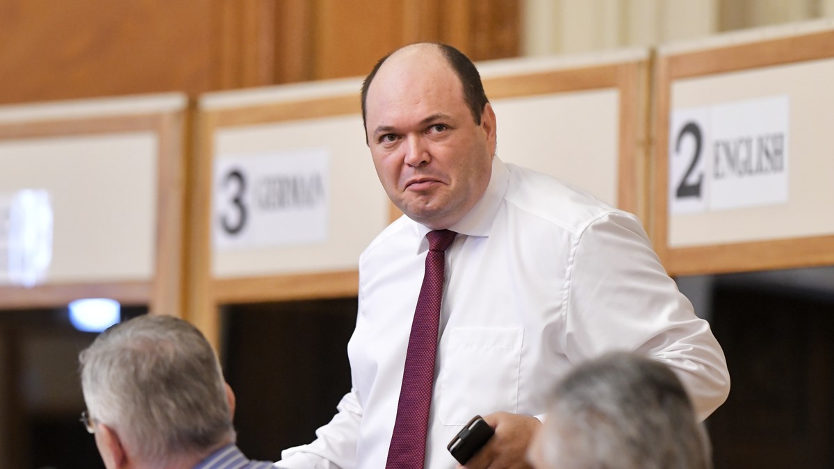 Ionuț Dumitru, economist-șef al Raiffeisen: Cheltuielile sociale au fost mai mari decât s-a bugetat, deficitul este foarte mare. Ionuț Dumitru la cravată și cămașă albă