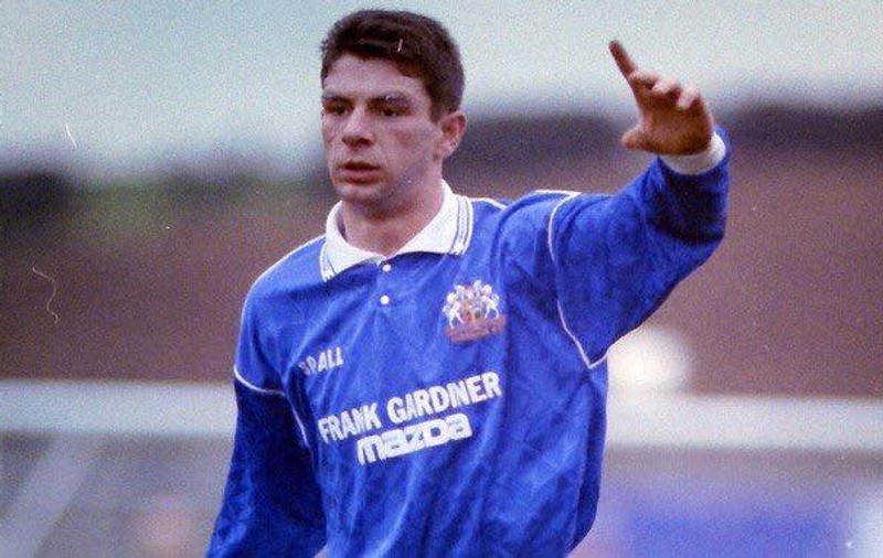 Fostul fotbalist Tony Scappaticci a fost găsit mort în apartamentul său. Decesul rămâne învăluit în mister. Trei copii au rămas orfani