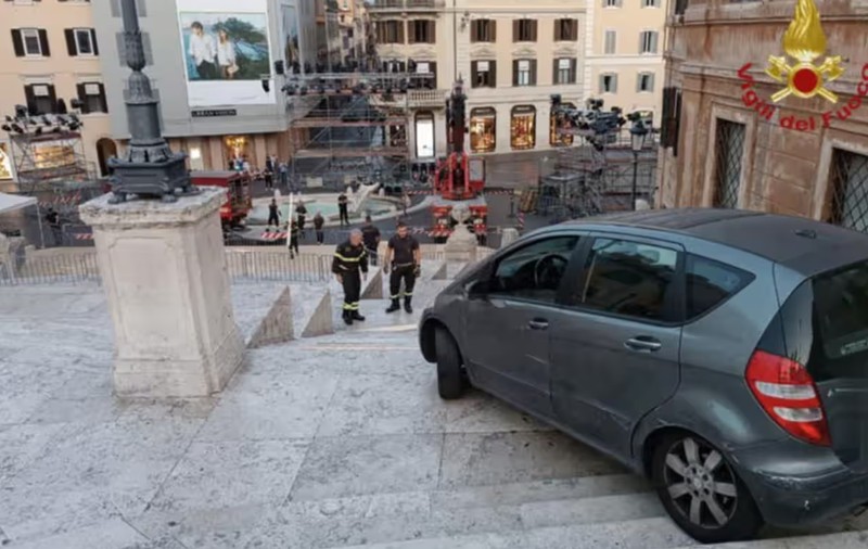 Un șofer de Mercedes de 80 de ani a vrut să coboare cu mașina Treptele Spaniole din Roma